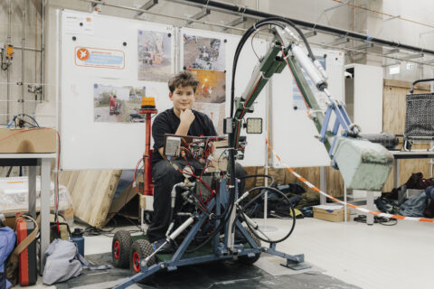 Towards entry "Physics Department and the ECAP Laboratory as stage for young science talents"